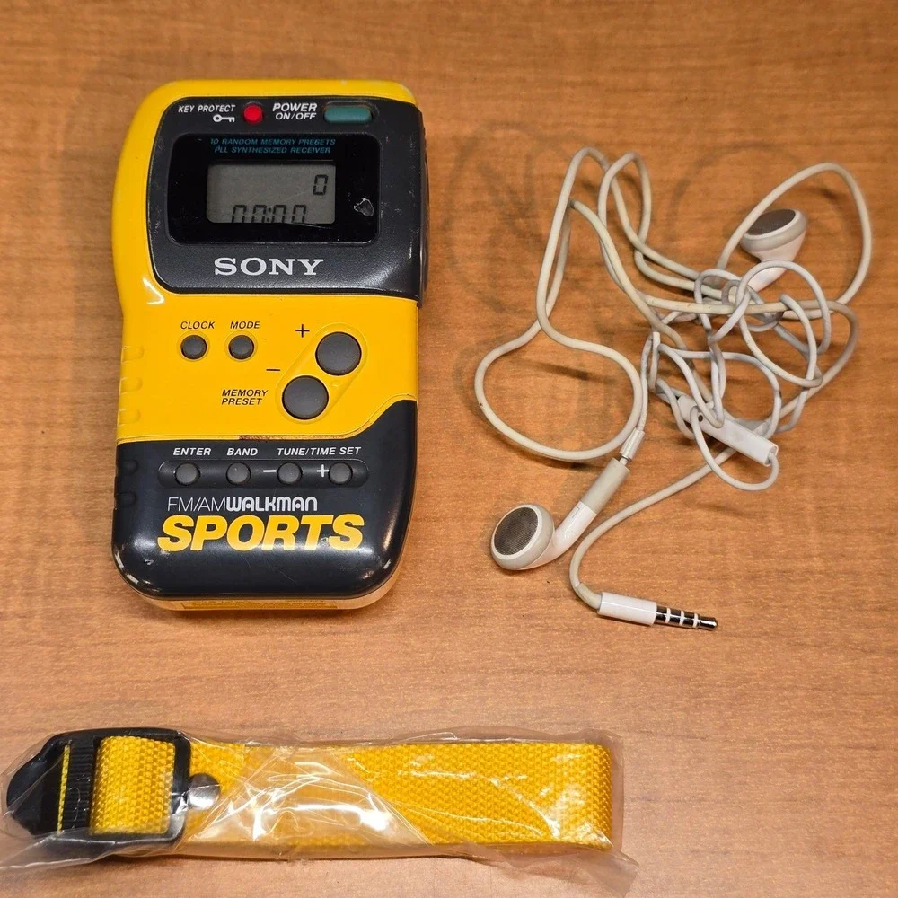 Vintage SONY Walkman Sports FM/AM Radio Yellow SRF-M70 with Belt‎ WORKING!